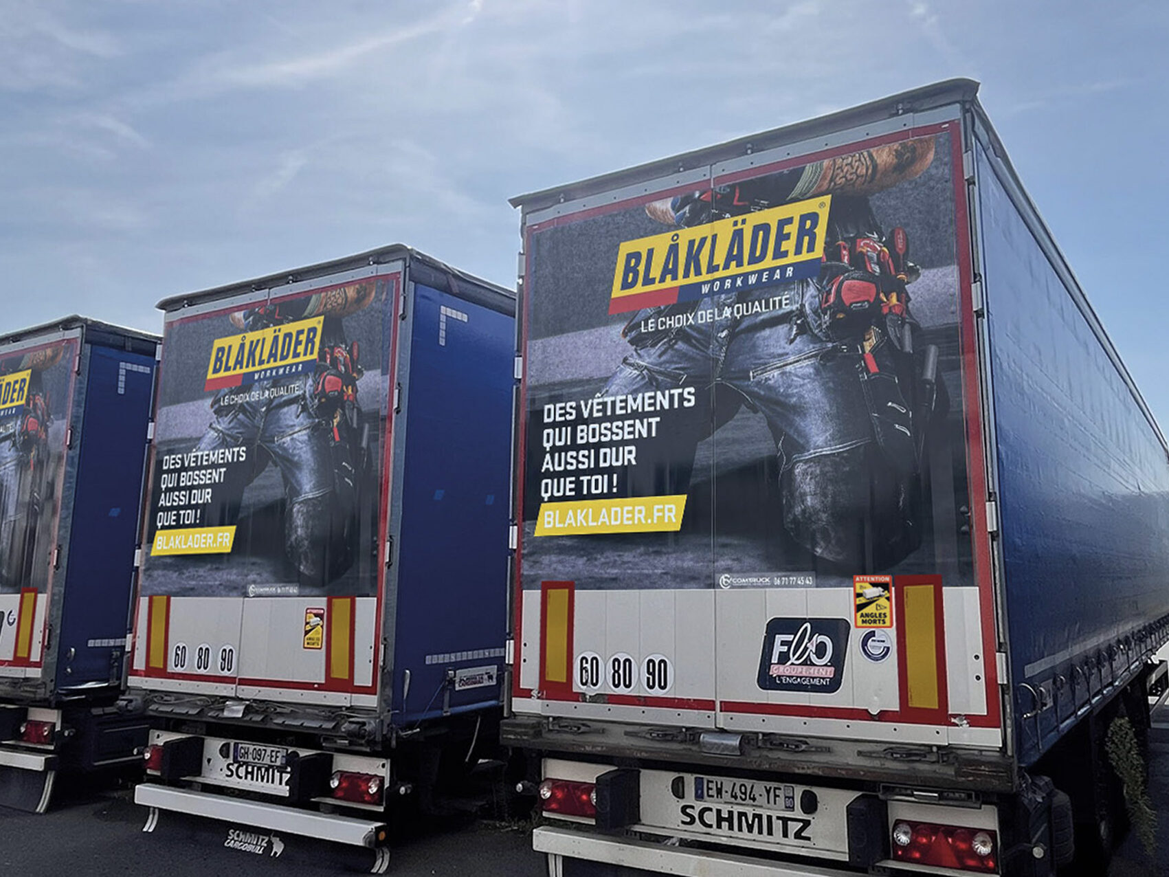 Dos de camion avec notre campagne "Des vêtements qui bossent aussi dur que toi !"